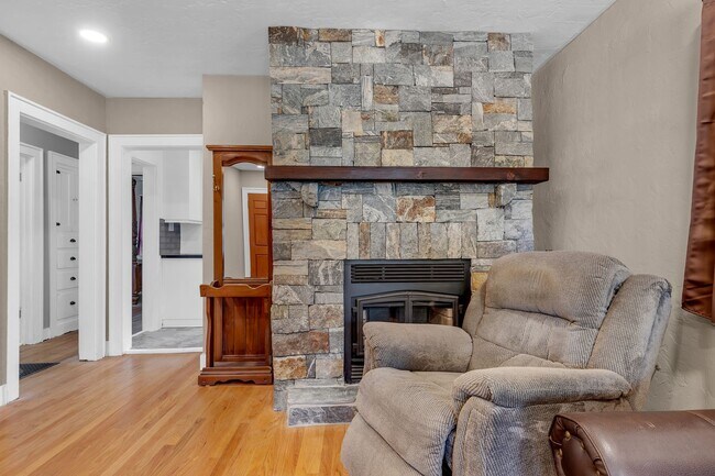 Building Photo - Upstairs Unit, Furnished Home