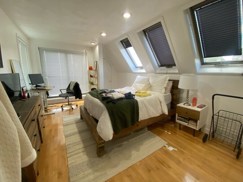 Building Photo - 21 Snow Hill St