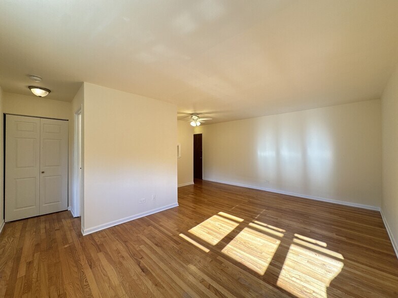Building Photo - 665 W Wrightwood Ave