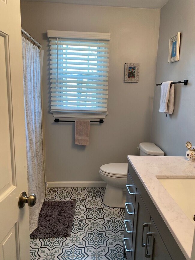 Building Photo - Beautifully 4-Bedroom Home in Desirable Vi...