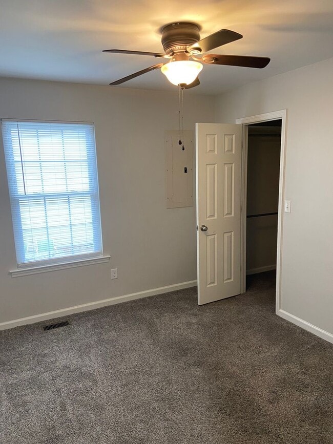 Building Photo - Charming 3 bedroom, 2 bath home in the heart of Dickson!!