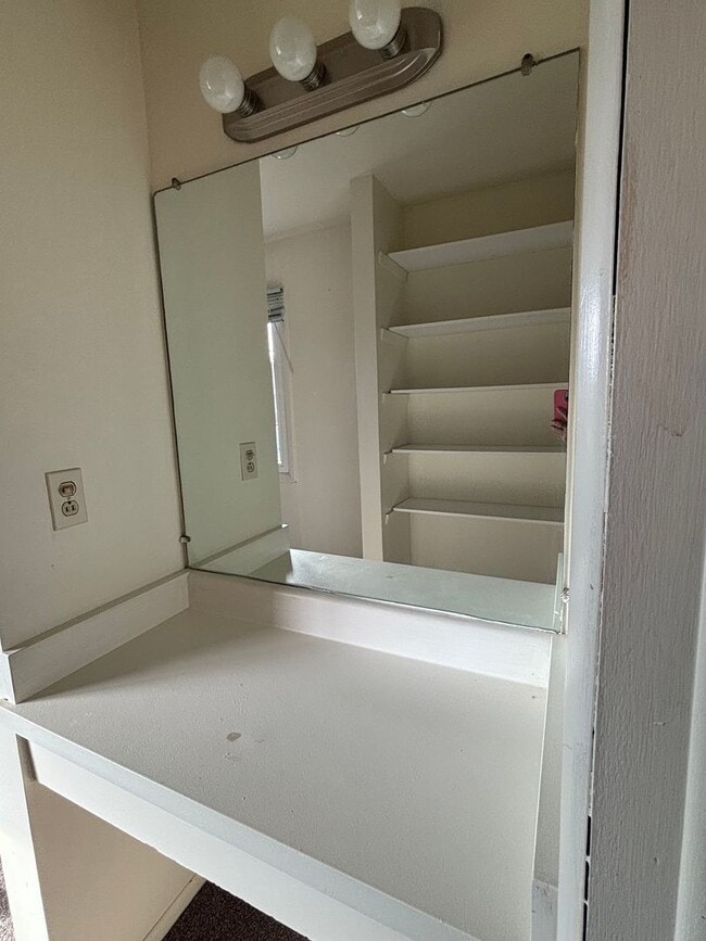 Building Photo - 3 Bedroom 2 1/2 Bath Townhome