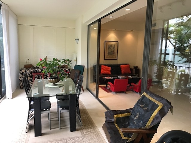 Dining lanai - 4999 Kahala Ave