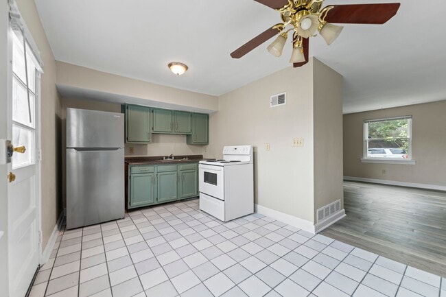 Building Photo - Beautiful Townhome on Anderson