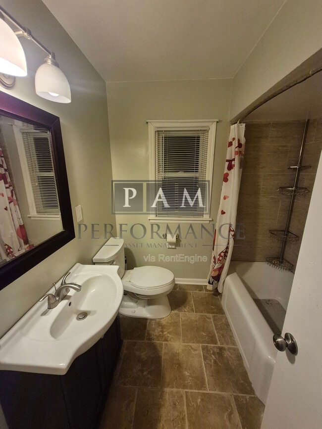 Building Photo - 1123 W Kendall Ave