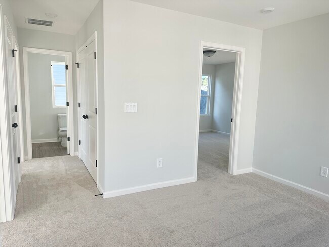 Building Photo - 853 York Aly