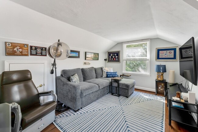 Building Photo - A rare estate-style rental in Thoroughgood