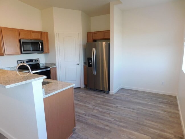 Building Photo - WALKING DISTANCE TO COMMUNITY