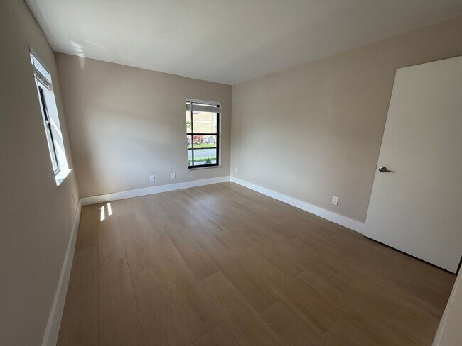Building Photo - 5317 Summerlin Rd