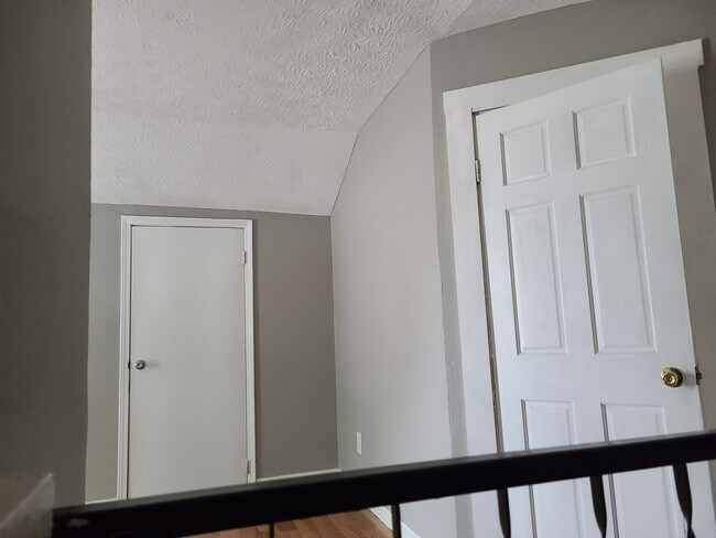 Building Photo - 2 bed 2 bath with bonus areas!