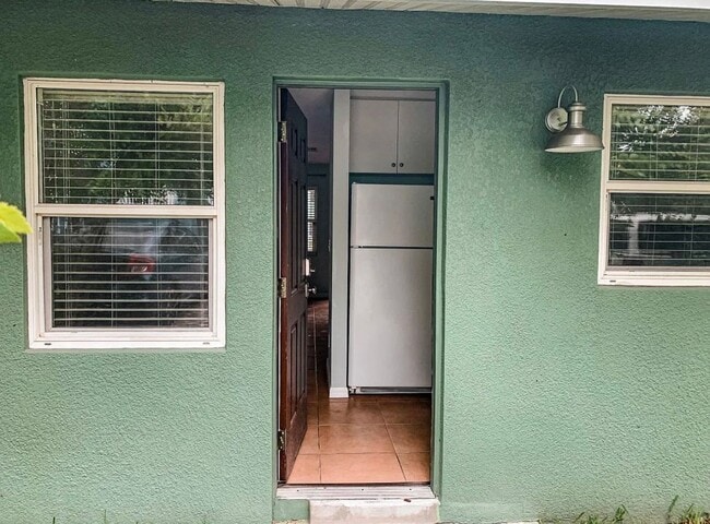 Building Photo - Hottest location, unit available near best beaches and downtown