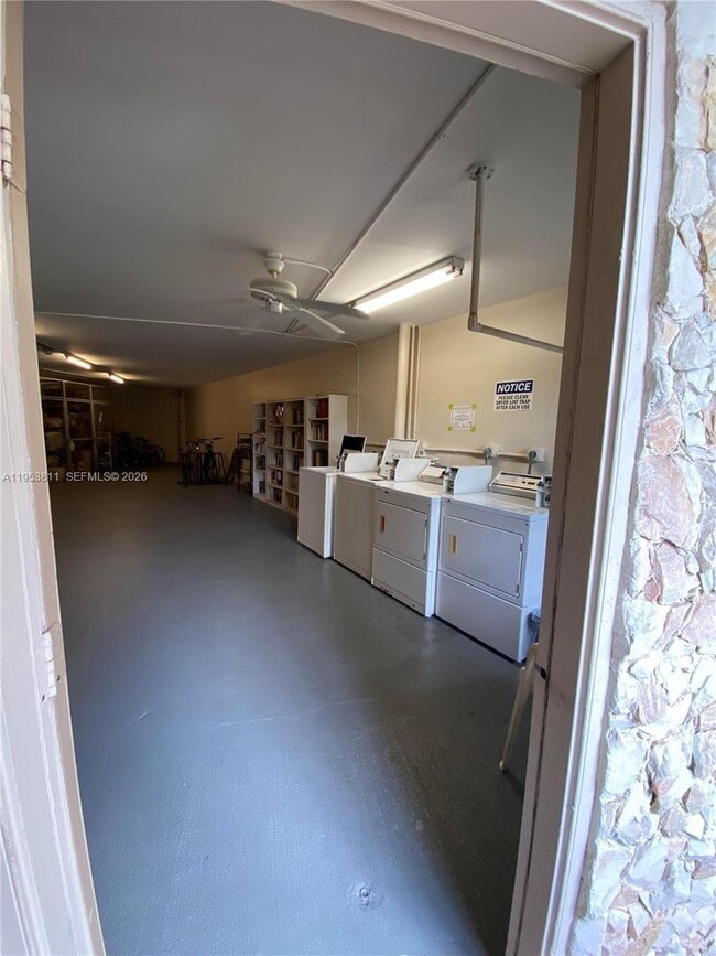 Building Photo - 1903 Bermuda Cir