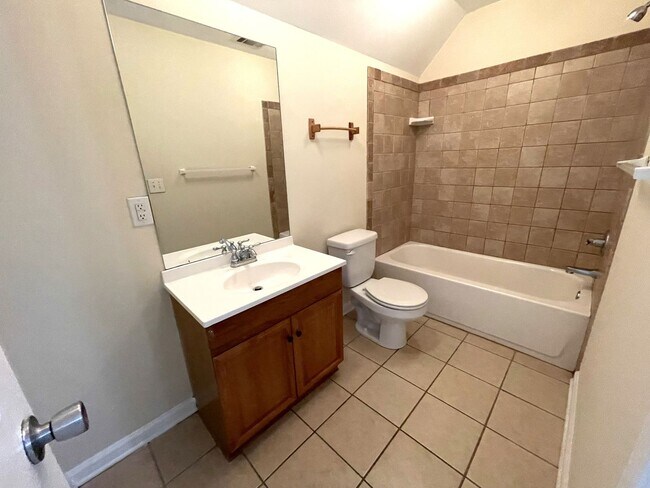 Building Photo - 5br House Near Campus