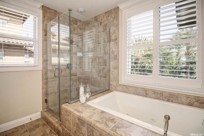 Building Photo - Absolutely Stunning Home in Fabulous Pavilions Place Community