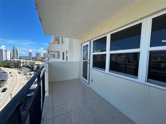 Building Photo - 401 Golden Isles Dr