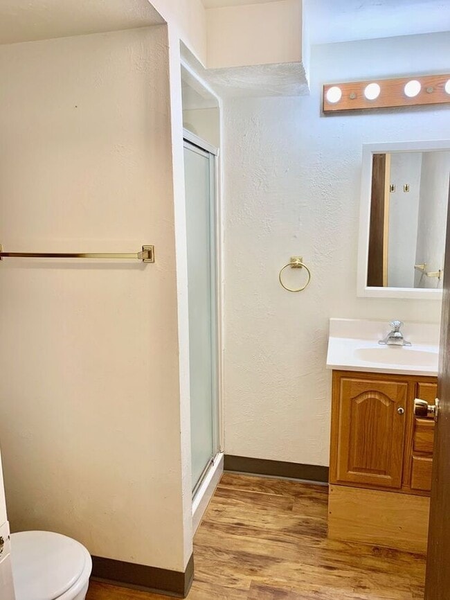 Building Photo - Spacious 3 Bedroom 2 Bath Ranch Style Home...