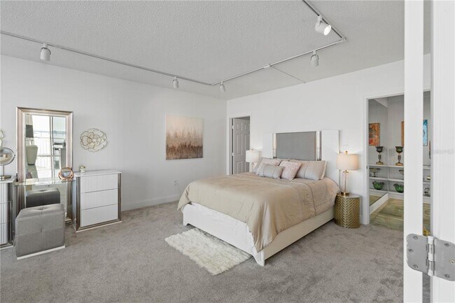 Building Photo - 100 Pierce St