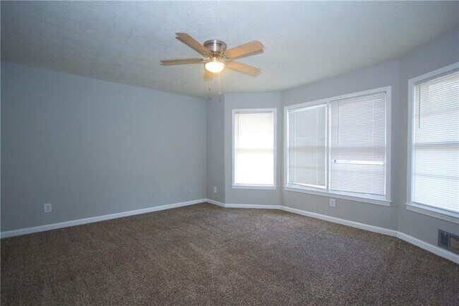 Building Photo - 2139 Golfview Dr SE