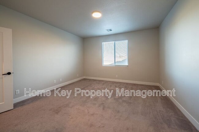 Building Photo - 3915 Razor Dr