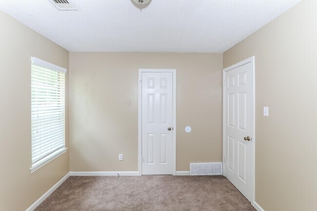 Building Photo - 4820 Greenlawn Cove