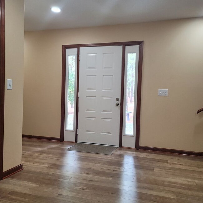 Building Photo - Beautiful Property Located in Seven Lakes near Pinehurst! Located on the Golf Course with Amazing...