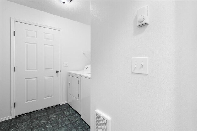 Building Photo - 6648 W Legacy Dr