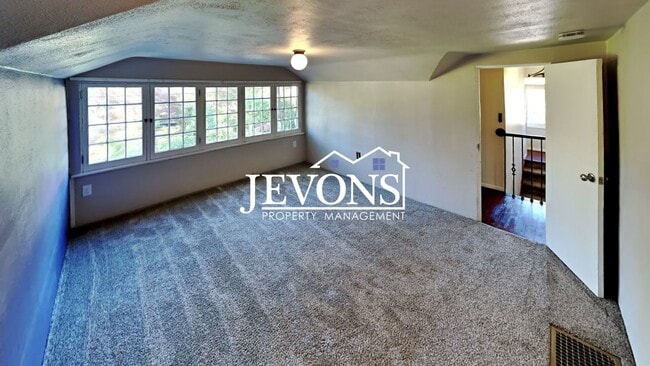 Building Photo - $895 Rent Credit - Charming 3-bedroom home with washer and dryer, an equipped kitchen, and nearby...