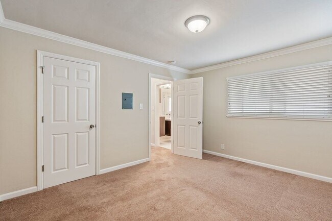 Building Photo - 1549 San Carlos Ave
