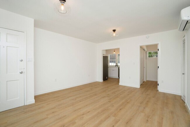 Interior Photo - 2053-2067 N. Argyle Ave