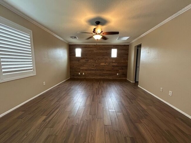 Building Photo - 2251 S Ponderosa Dr