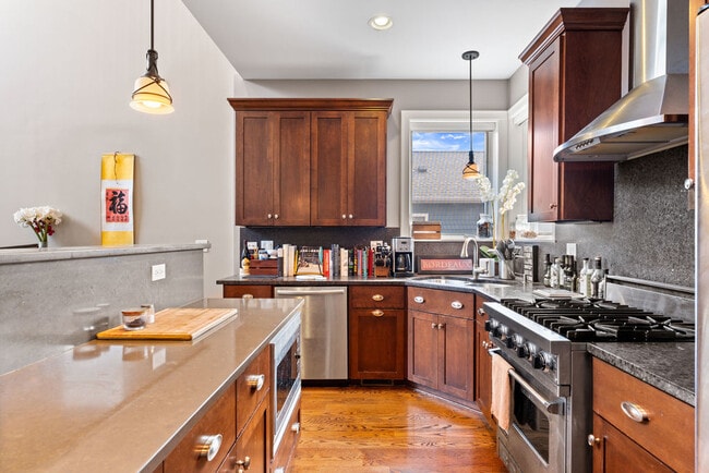 Building Photo - 2424 N Ashland Ave