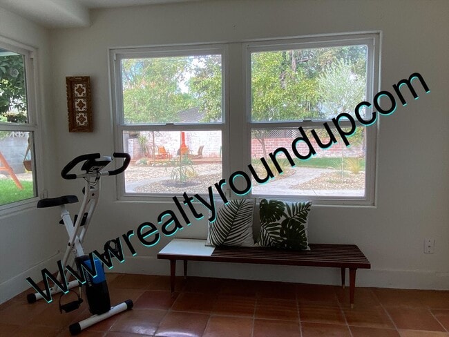 Building Photo - Three bed, Two Bath Home By UOP