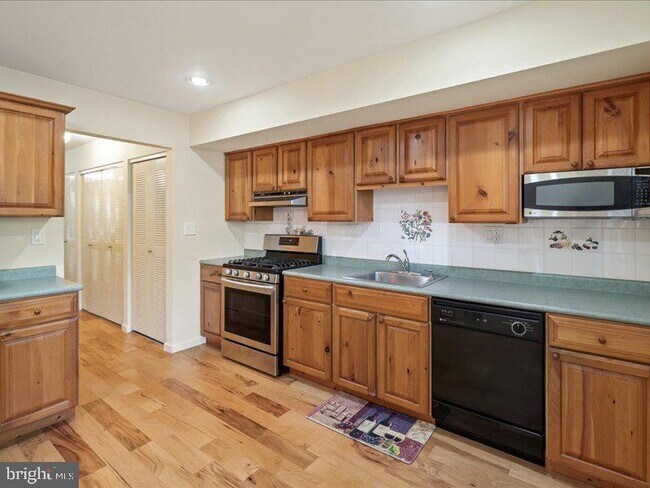 Building Photo - 18 Pond View Dr