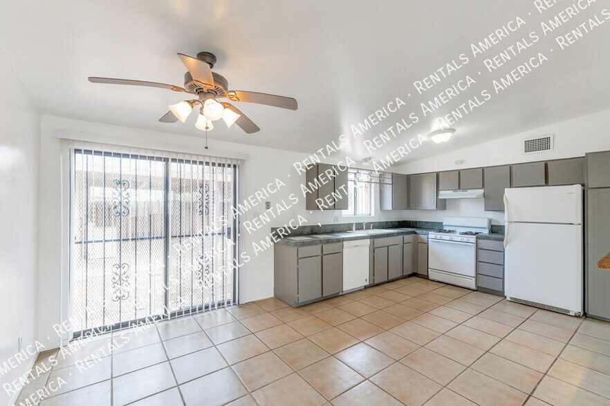 Building Photo - 801 E Holaway Dr