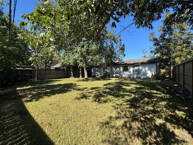 Building Photo - 514 Bertloma St