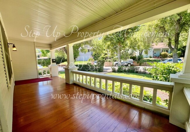 Building Photo - Beautiful 1920's 3 Bed 1 Bath Home Within ...