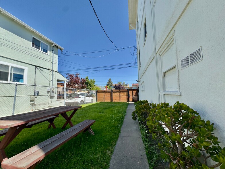 Building Photo - 835 40th St