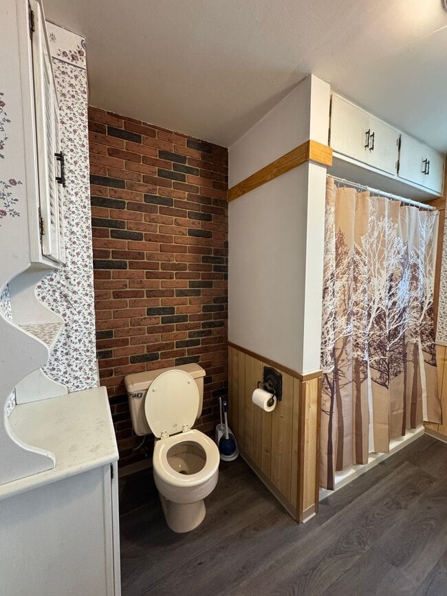 Building Photo - Cozy 2-Bed with Spacious Living, Parking, Pets OK!