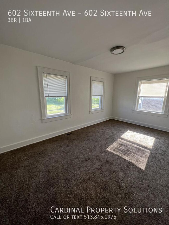 Building Photo - Spacious 3 Bedroom Townhome with 2 Full Ba...
