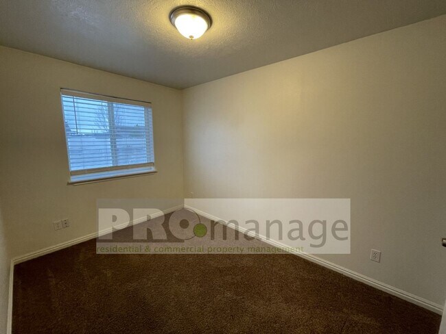 Building Photo - 2 Bed / 1 Bath Apartment - Idaho Falls