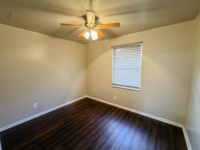 Building Photo - 305 Larkspur St