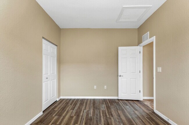 Building Photo - "Charming 2-Bed, 2-Bath with Granite Finis...