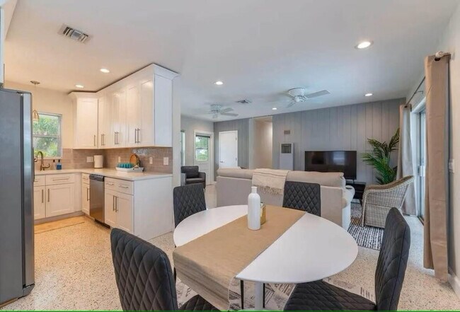 Building Photo - 176 SE 27th Pl