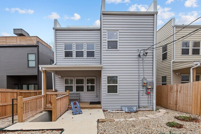 Building Photo - 3323 Vista Ave