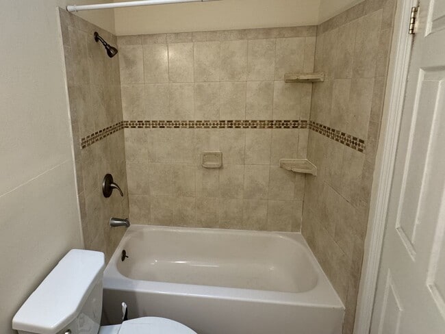 Building Photo - 3 bedrooms, 2.5 bathrooms