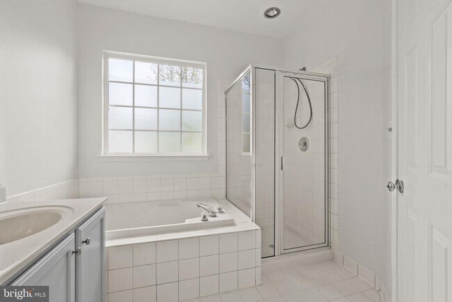 Building Photo - 13044 Town Commons Dr