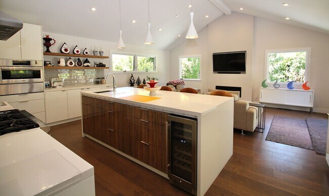 Building Photo - Bright, Stylish Living with Exceptional Ou...