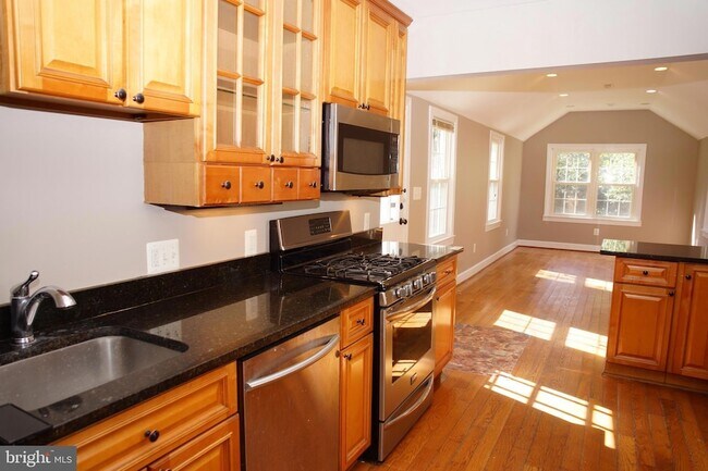 Building Photo - 923 Lewis Ave