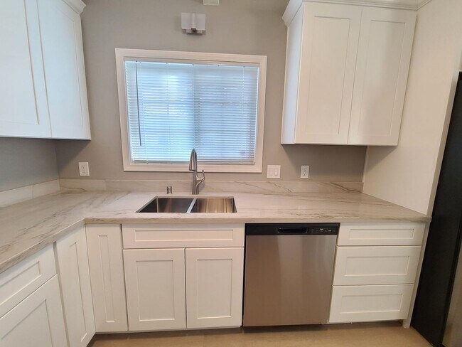 Building Photo - Gregory