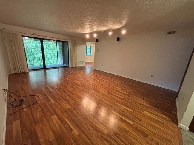 Building Photo - Beautiful 2 Bedroom 2 Bathroom apartment i...